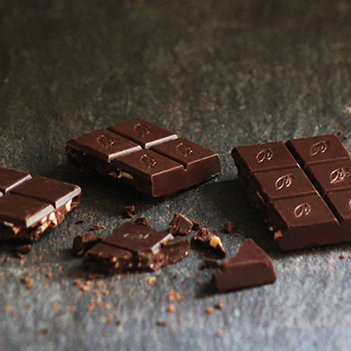 Bruten vit chokladbar fylld med rostade pistaschnötter och dadmar