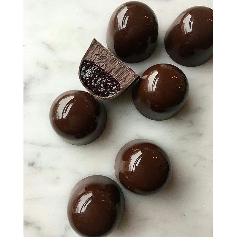 Callebaut 811 tumma suklaapraliini hedelmätäytteisellä ja paksulla suklaakuorella