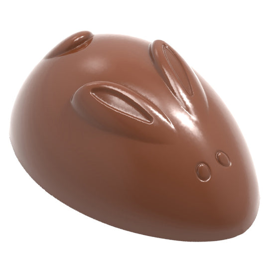 Glansig chokladpralin i abstrakt kanindesign med öron och näsborrar