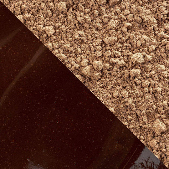 Närbild på Callebaut Velvet Légère kakaopulver och chokladmassa