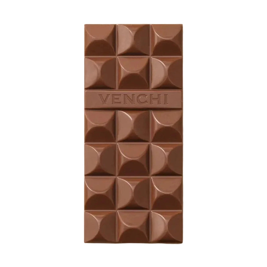 En bit Venchi mjölkchoklad med geometriskt mönster och präglat VENCHI-logotyp