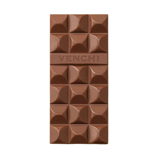 En bit Venchi mjölkchoklad med geometriskt mönster och präglat VENCHI-logotyp