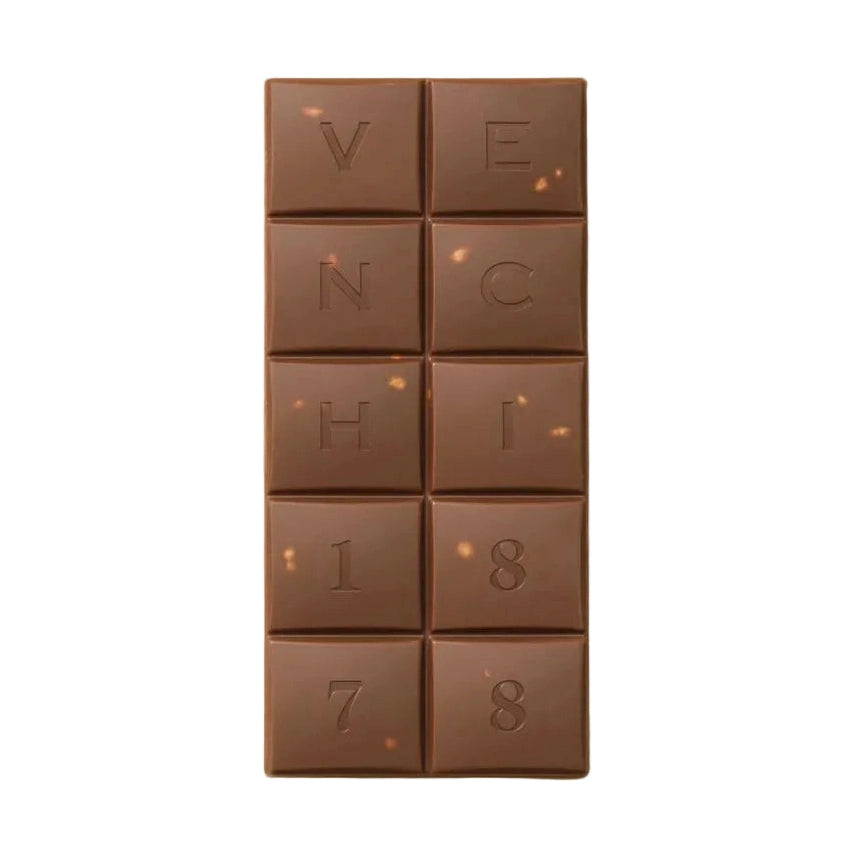 Venchi ljus chokladkaka med hela hasselnötter, slät yta med präglat VENCHI-logotyp