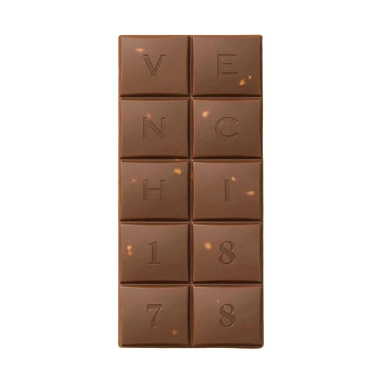Venchi ljus chokladkaka med hela hasselnötter, slät yta med präglat VENCHI-logotyp