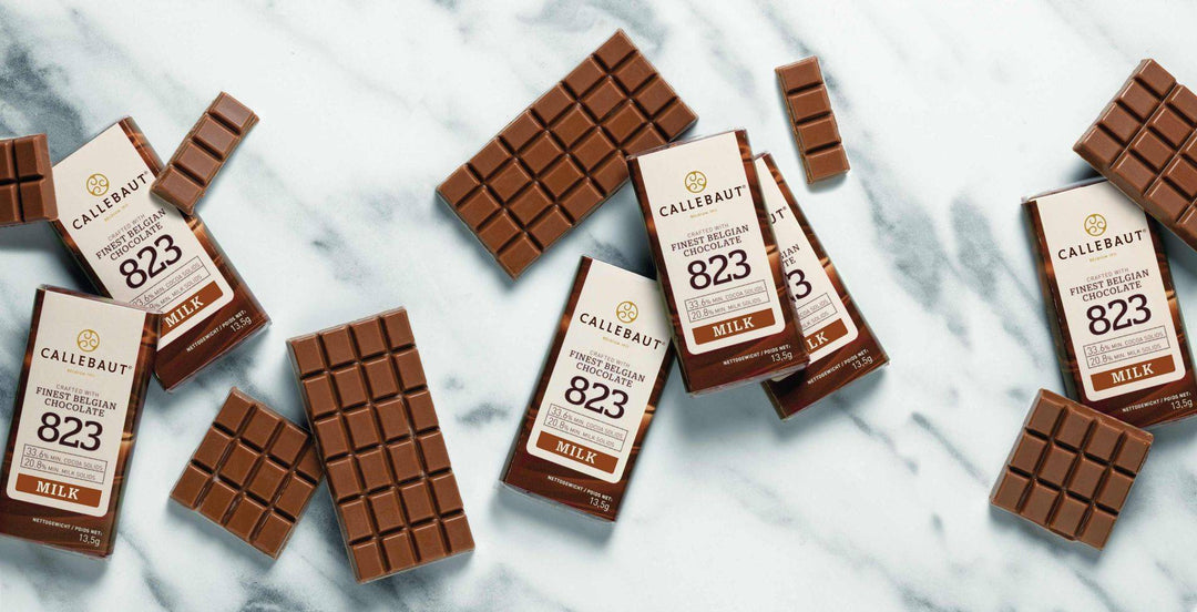 Hajallaan olevia Callebaut 823 maitosuklaapatukoita ja kääreitä