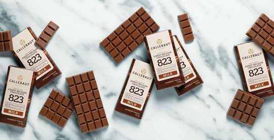 Hajallaan olevia Callebaut 823 maitosuklaapatukoita ja kääreitä