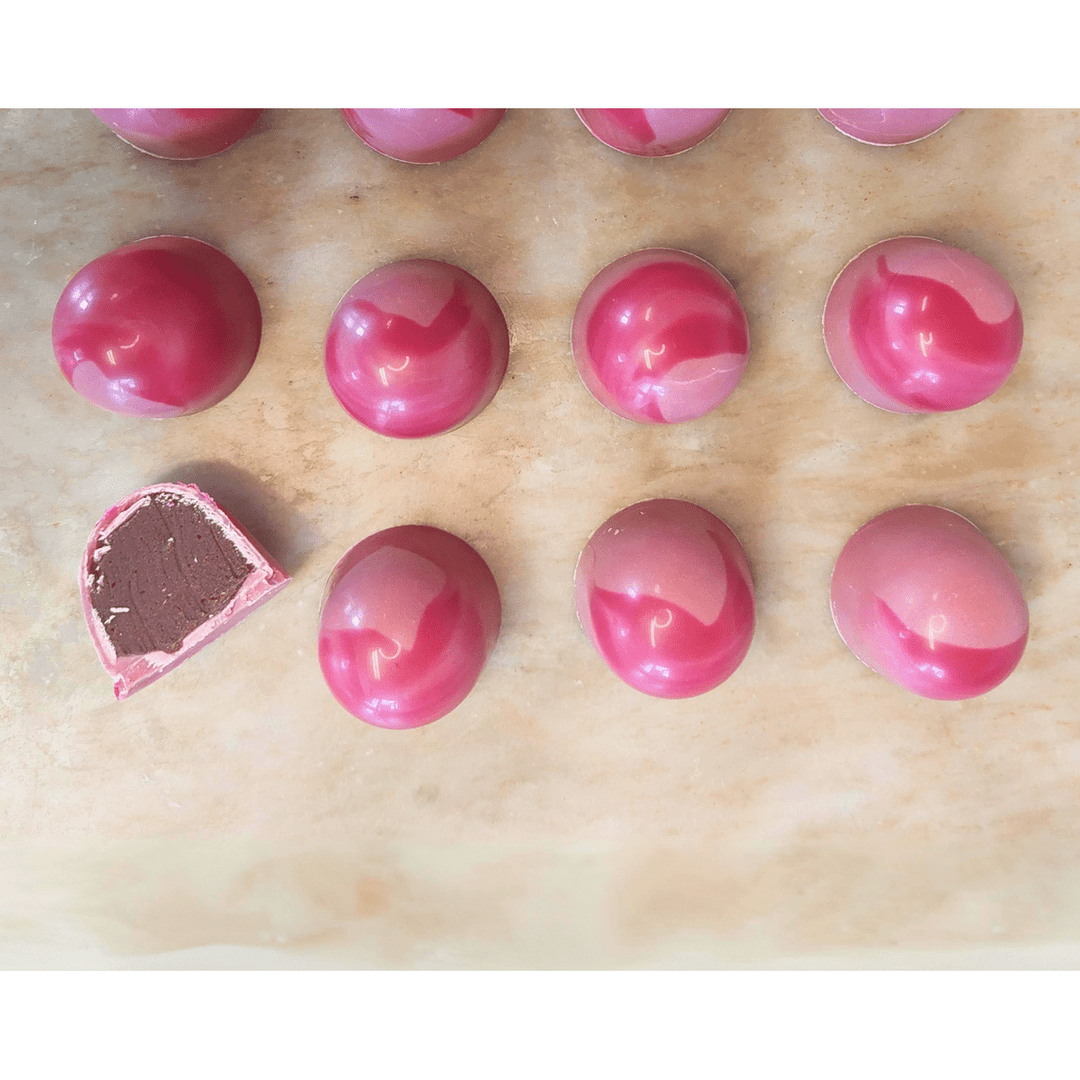 Ruby chokladpraliner med mörkbrun fyllning, Callebaut
