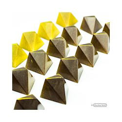 Färdiga diamantpraliner i mörk choklad och gyllene karamell från Chocolate World