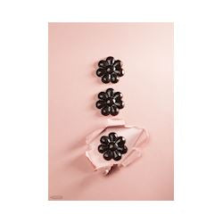 Facetterade blompraliner i mörk choklad på rosa silkesremsa