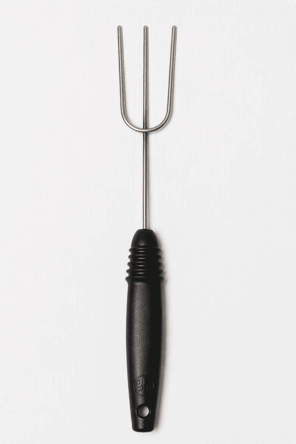 Musta kastekahva, jossa on kolme piikkiä ja ergonominen kahva