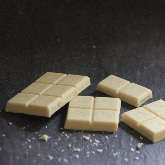 Murrettu Willie's Cacao El Blanco valkosuklaa, jossa painettu lehtikuviointi