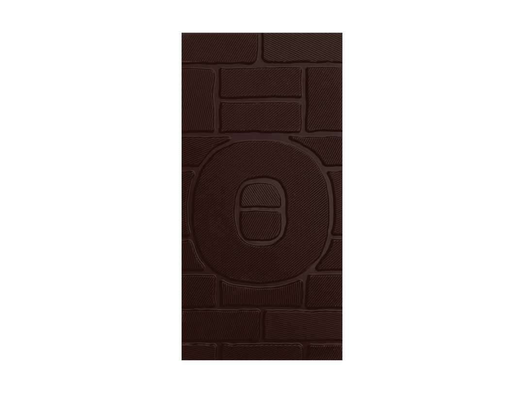 Malmö Chokladfabrik Lakritsjuuri EKO -suklaalevy, jossa tiilirakennelma ja merisuola