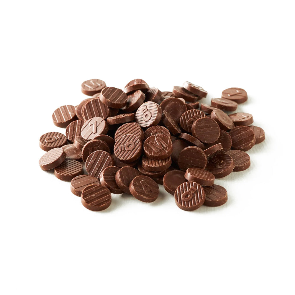 Nära bild på ekologiska veganska ljus chokladpellets från Malmö Chokladfabrik
