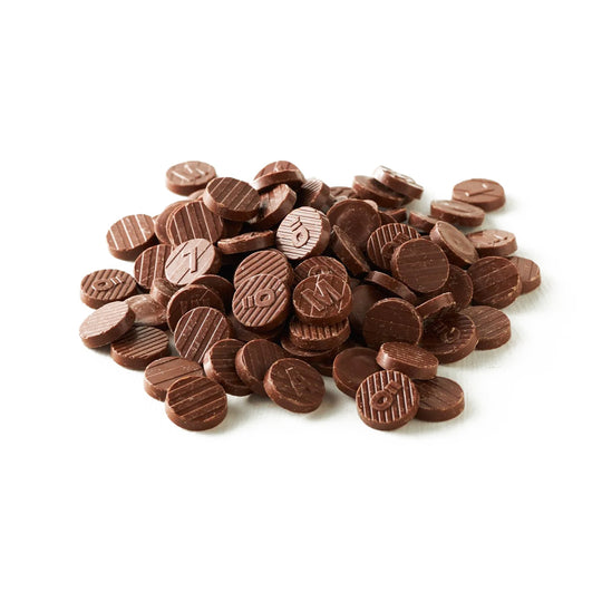 Nära bild på ekologiska veganska ljus chokladpellets från Malmö Chokladfabrik