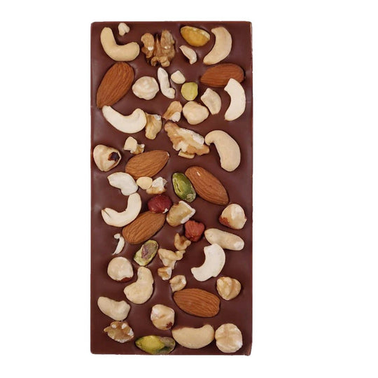 Avpacknad sockerfri chokladkaka täckt med valnöt, cashew och mandel