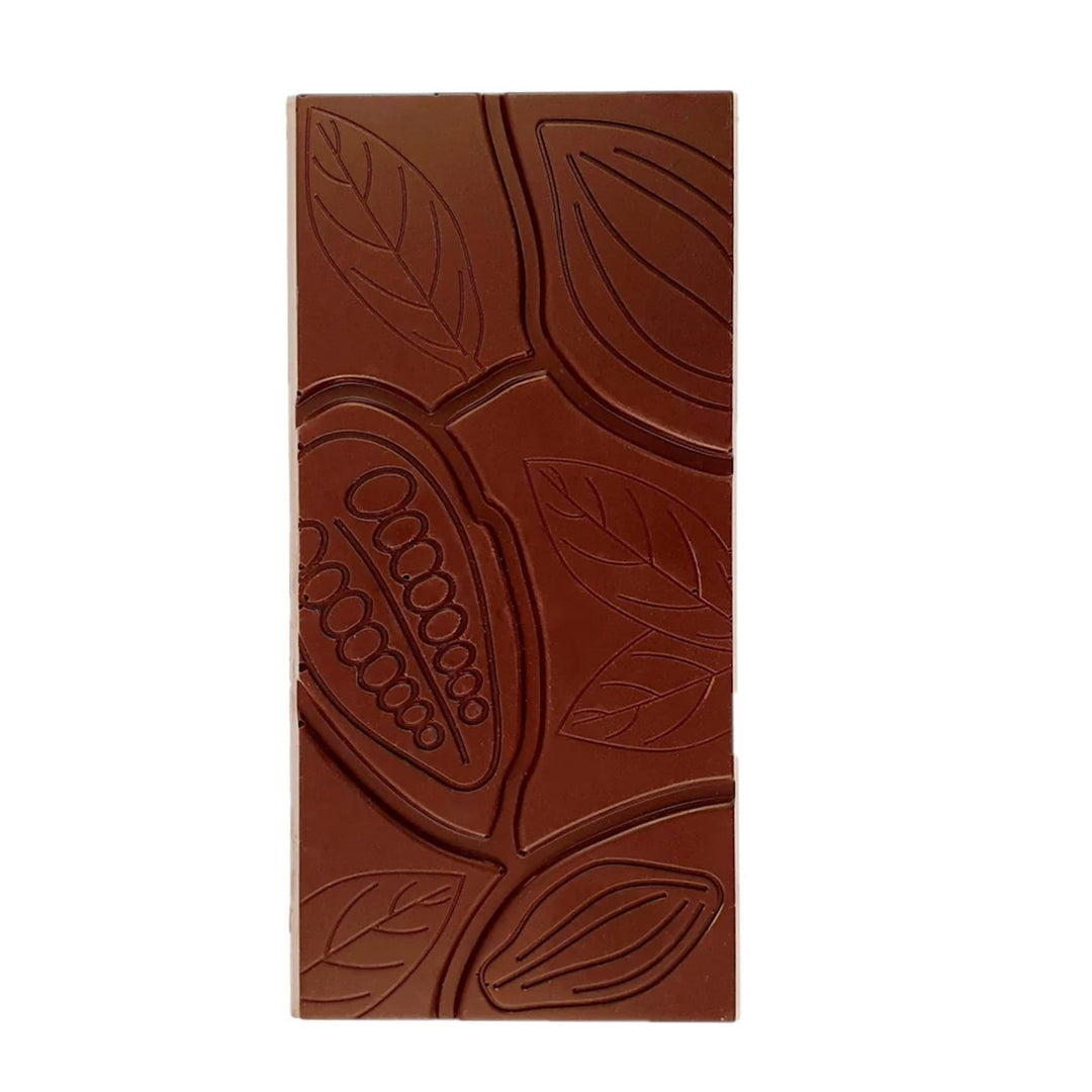 Detalj av sockerfri mörk choklad med kakaobönmönster