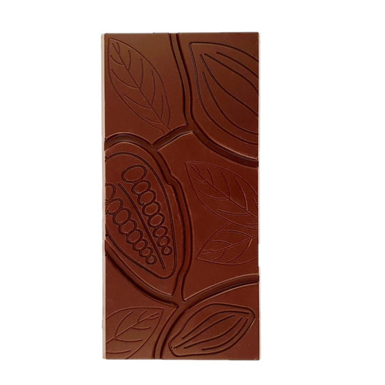 Detalj av sockerfri mörk choklad med kakaobönmönster