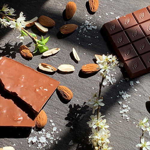 Willie's Cacao Sea Kissed Almond suklaapatukka, jossa on paahdettuja manteloita ja merisuolaa