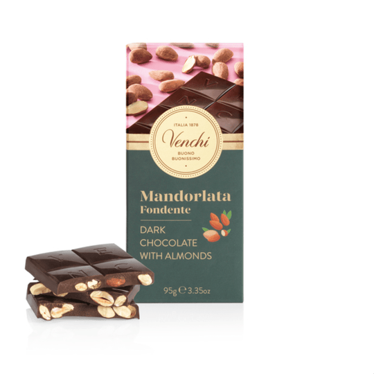 Bit av Venchi chokladkaka med rostade mandlar