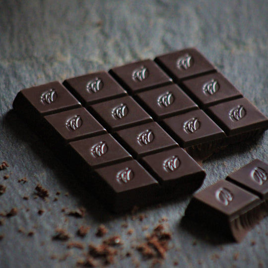 Willie’s Cacao San Agustin Gold 88% chokladkaka med inpräglat logotypmärke och kakaoflors