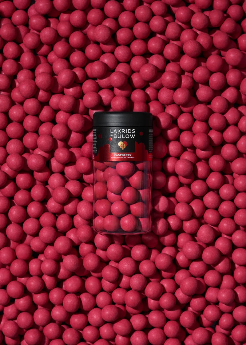 Lakrids by Bülow Raspberry i transparent dosa med röda bollar