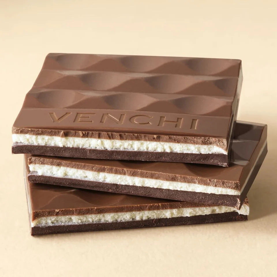 Tiramisú chokladkaka bitar med tre lager och mascarponekräm