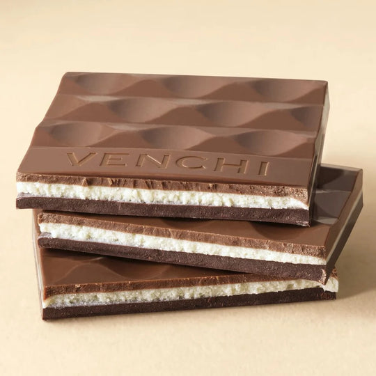 Tiramisú chokladkaka bitar med tre lager och mascarponekräm