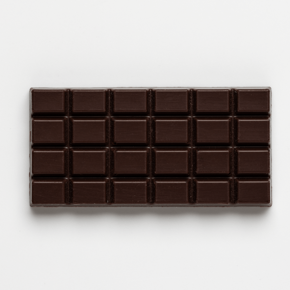 Avattu Callebaut 811 tumman suklaapatu segmentoidulla ruudulla