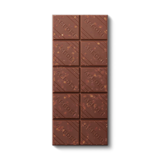 Chokladshopen Amedei Toscano Nocciola mjölkchokladkaka med hela rostade hasselnötter och präglad logotyp.
