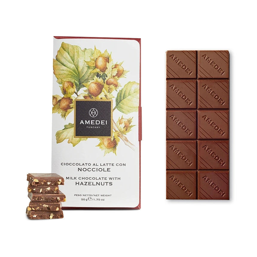 Chokladshopen Amedei Toscano Nocciola mjölkchokladkaka med hela rostade hasselnötter och vacker botanisk förpackning.