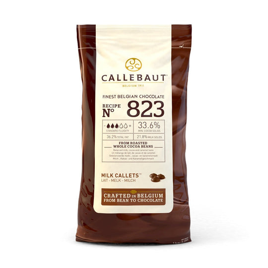 Chokladshopen Callebaut 823 mjölkchoklad i 1kg påse med belgiska chokladknappar för bakning och pralintillverkning.