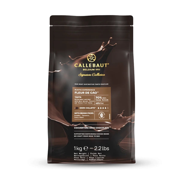 Chokladshopen Callebaut Fleur de Cao mörk choklad 70% i 1kg påse med stänkande chokladmotiv.