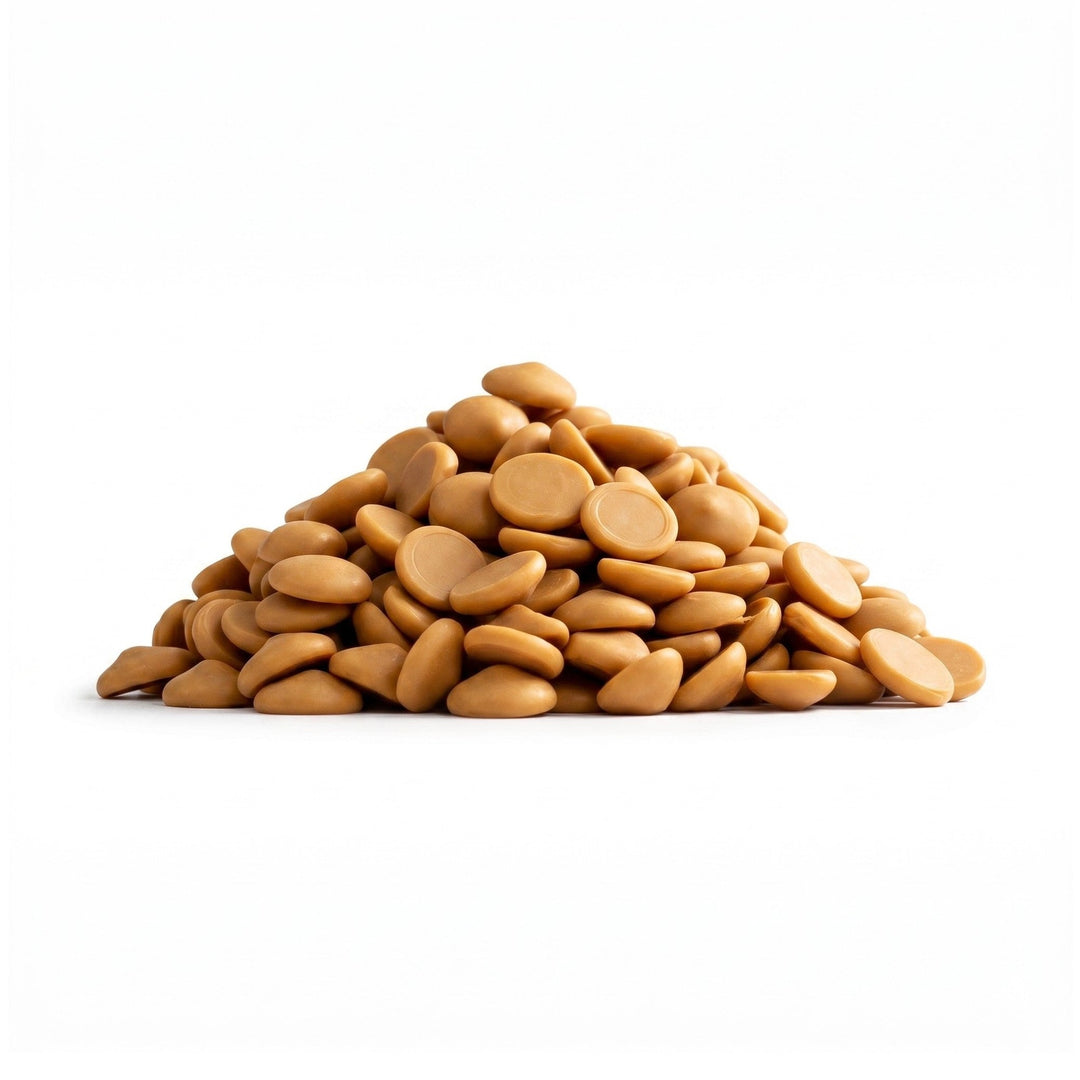 Chokladshopen Callebaut Gold karamelliserad vit choklad i form av smidiga chokladpellets för bakning och praliner.