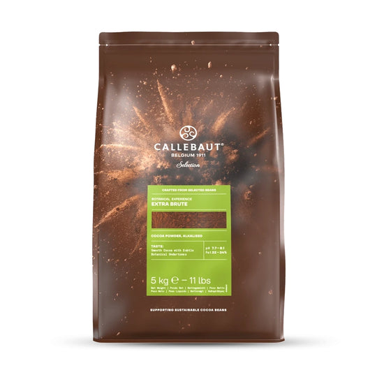 Chokladshopen Callebaut Extra Brute kakaopulver i 5 kg förpackning med intensiv mörkröd färg och hög fetthalt.