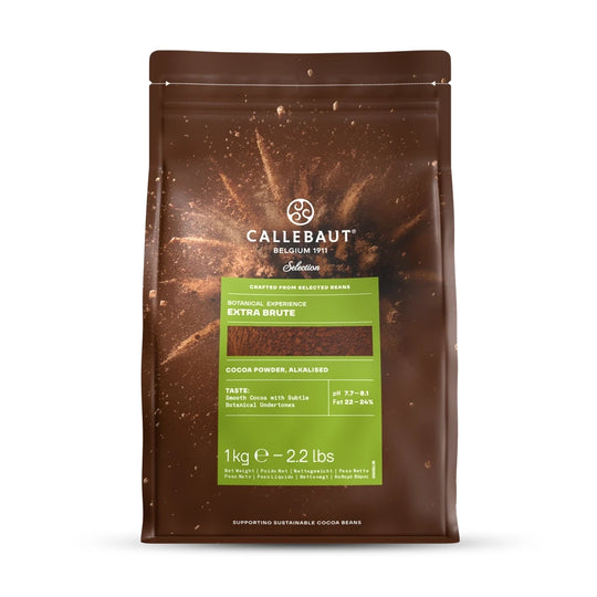 Chokladshopen Callebaut Botanical Extra Brute kakaopulver i 1 kg förpackning med mörk, fyllig kakaokaraktär.