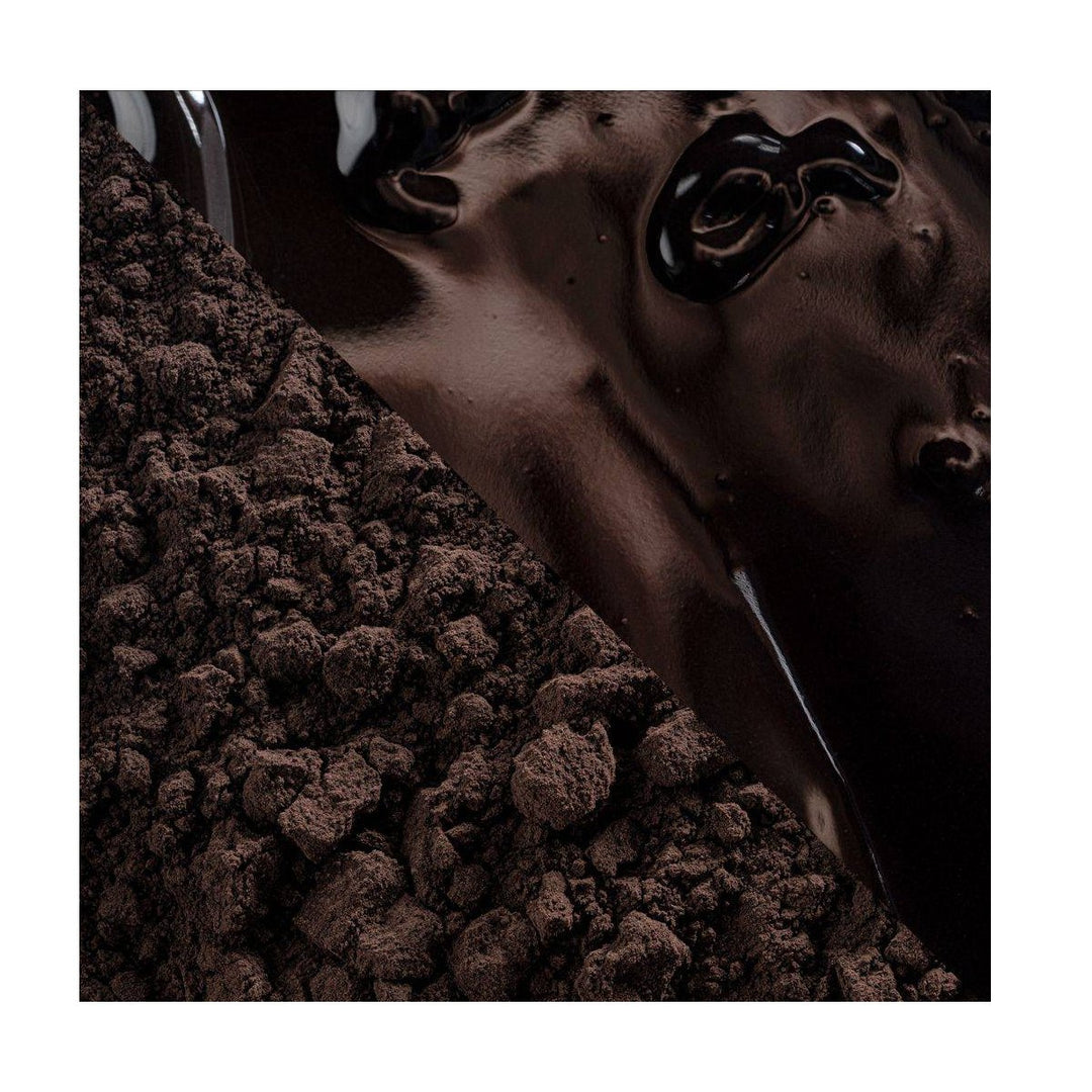 Chokladshopen Callebaut Noir Intense kakaopulver med en kontrast mellan torrt svart pulver och blank mörk chokladsås.