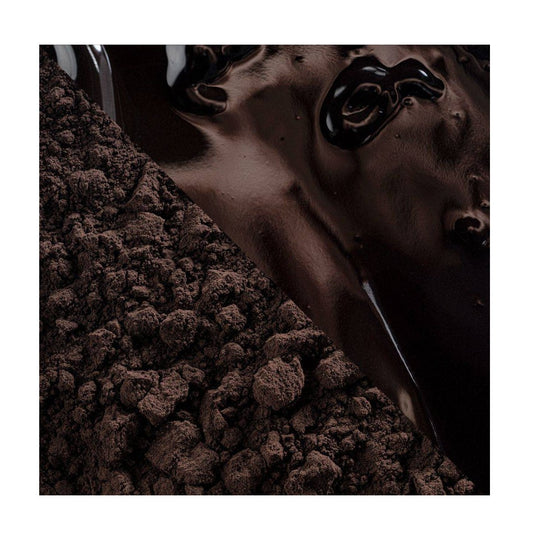 Chokladshopen Callebaut Noir Intense kakaopulver med en kontrast mellan torrt svart pulver och blank mörk chokladsås.