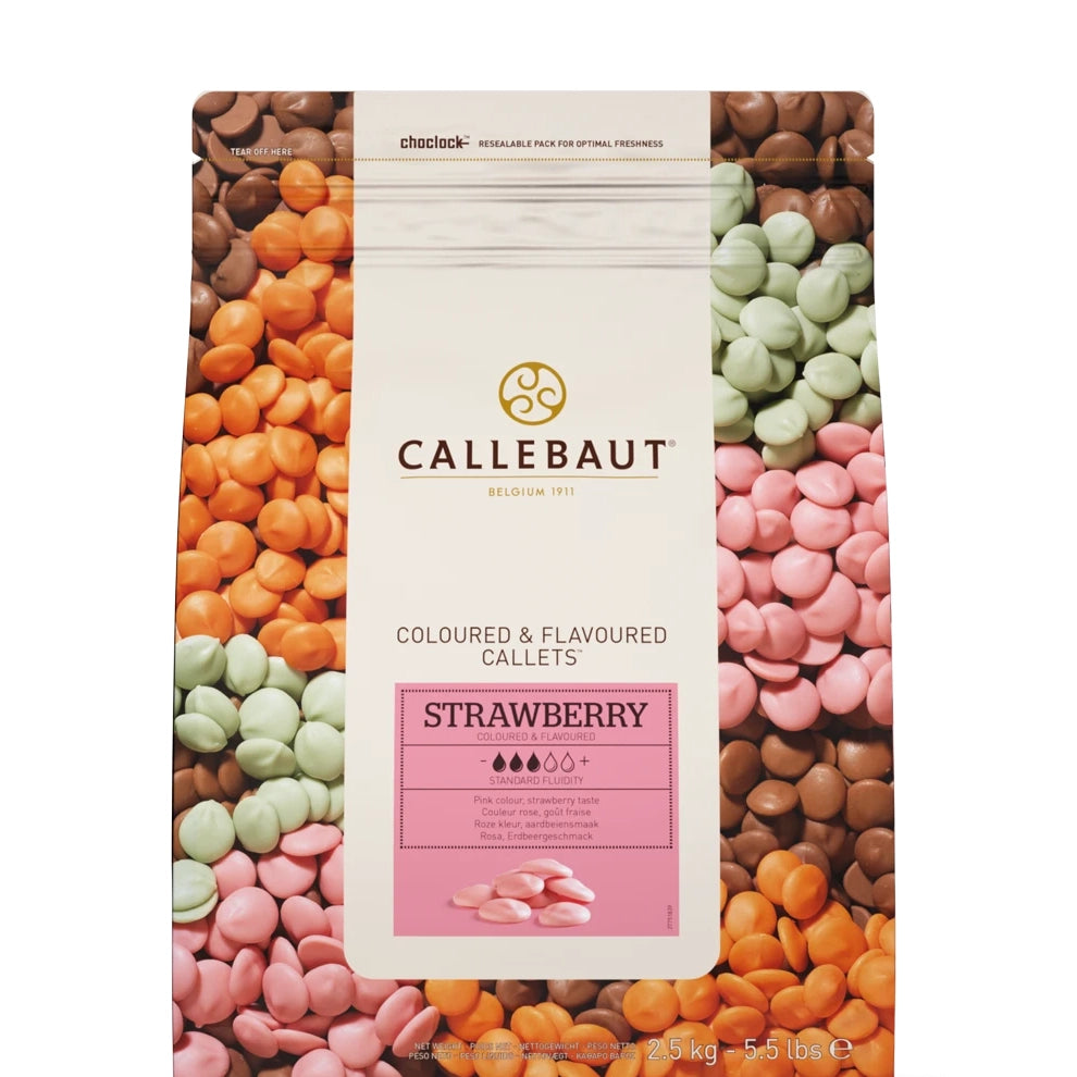 Chokladshopen Callebaut Strawberry chokladknappar i 2,5 kg påse med rosa jordgubbssmak och färgglada chokladpellets.
