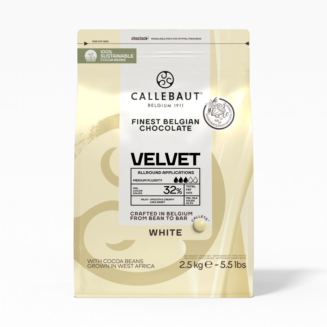 Chokladshopen Callebaut Velvet vit choklad 32% i 2,5 kg förpackning med professionella chokladpellets för bakning.