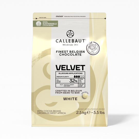 Chokladshopen Callebaut Velvet vit choklad 32% i 2,5 kg förpackning med professionella chokladpellets för bakning.