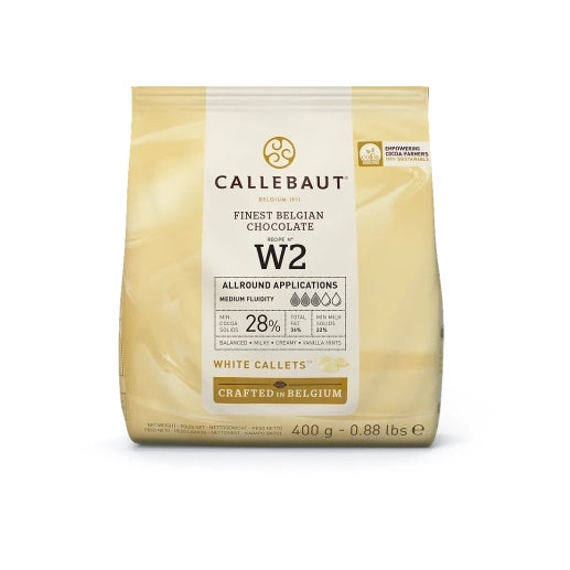 Chokladshopen Callebaut W2 vit chokladcouvertyr 28% i 400g påse, perfekt för bakning och pralintillverkning.