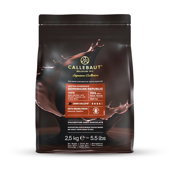 Chokladshopen Callebaut Zestina Dominican Republic 70% mörk choklad i 2,5 kg förpackning med stänk av flytande choklad.