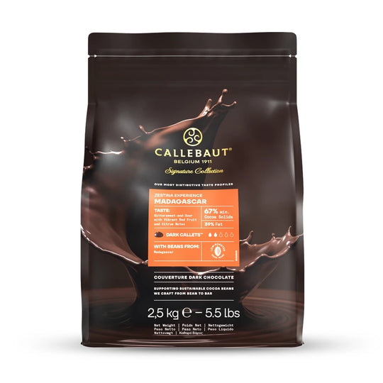 Callebaut Zestina Madagascar 67% mörk choklad i 2,5 kg påse från Chokladshopen med stänk av smält choklad.