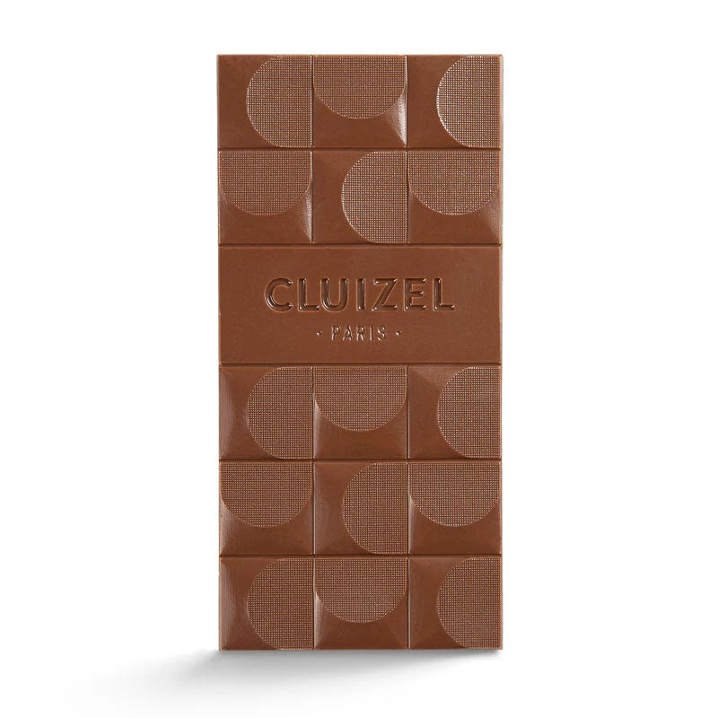 Cluizel Tenaru mjölkchokladkaka med inpräglat varumärke och prickig textur