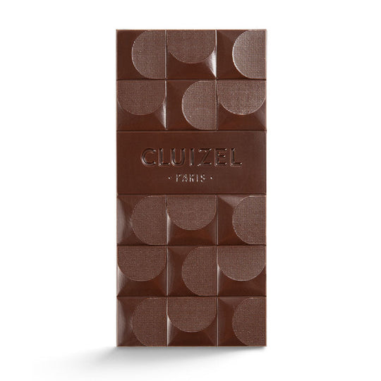 Chokladshopen Cluizel Vila Gracinda 73% mörk chokladkaka med geometriskt mönster och präglad logotyp