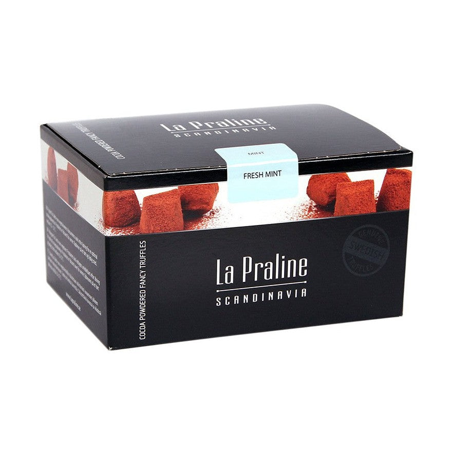 Chokladshopen La Praline tryfflar med mintcrisp i en elegant svart presentask med kakaopudrade tryfflar på bilden.