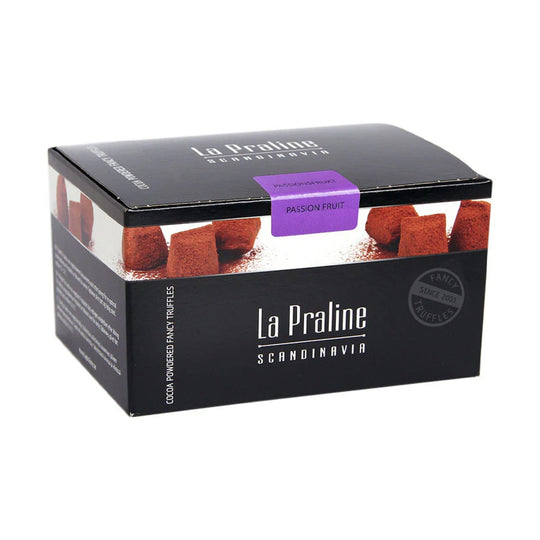 Chokladshopen La Praline tryfflar med passionsfrukt i svart ask pudrade med kakaopulver