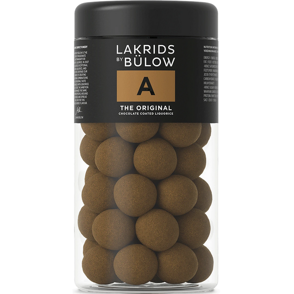 Chokladshopen Lakrids By Bülow A The Original, chokladöverdragen lakrits i en genomskinlig burk med svart lock.