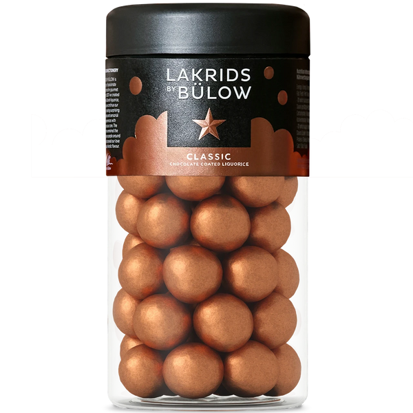 Chokladshopen Lakrids By Bülow Classic, chokladöverdragen sötlakrits med havssalt i en genomskinlig burk.