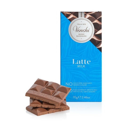 Chokladshopen Venchi mjölkchoklad utan tillsatt socker i blå förpackning med chokladbitar framför.
